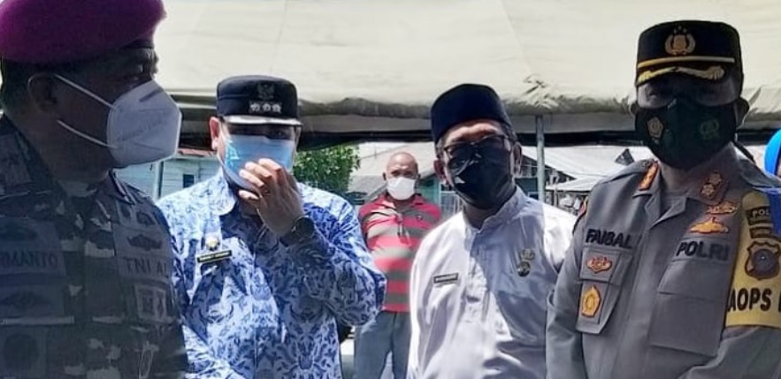 Plt Kadis Kesehatan Kota Medan dr Mardohar Tambunan beserta Dankormar, Danramil , Kapolres Pelabuhan Belawan, Camat Medan Belawan dan Lurah Bagan Deli meninjau pelaksanaan Vaksin Massal Di Kp. Nelayan